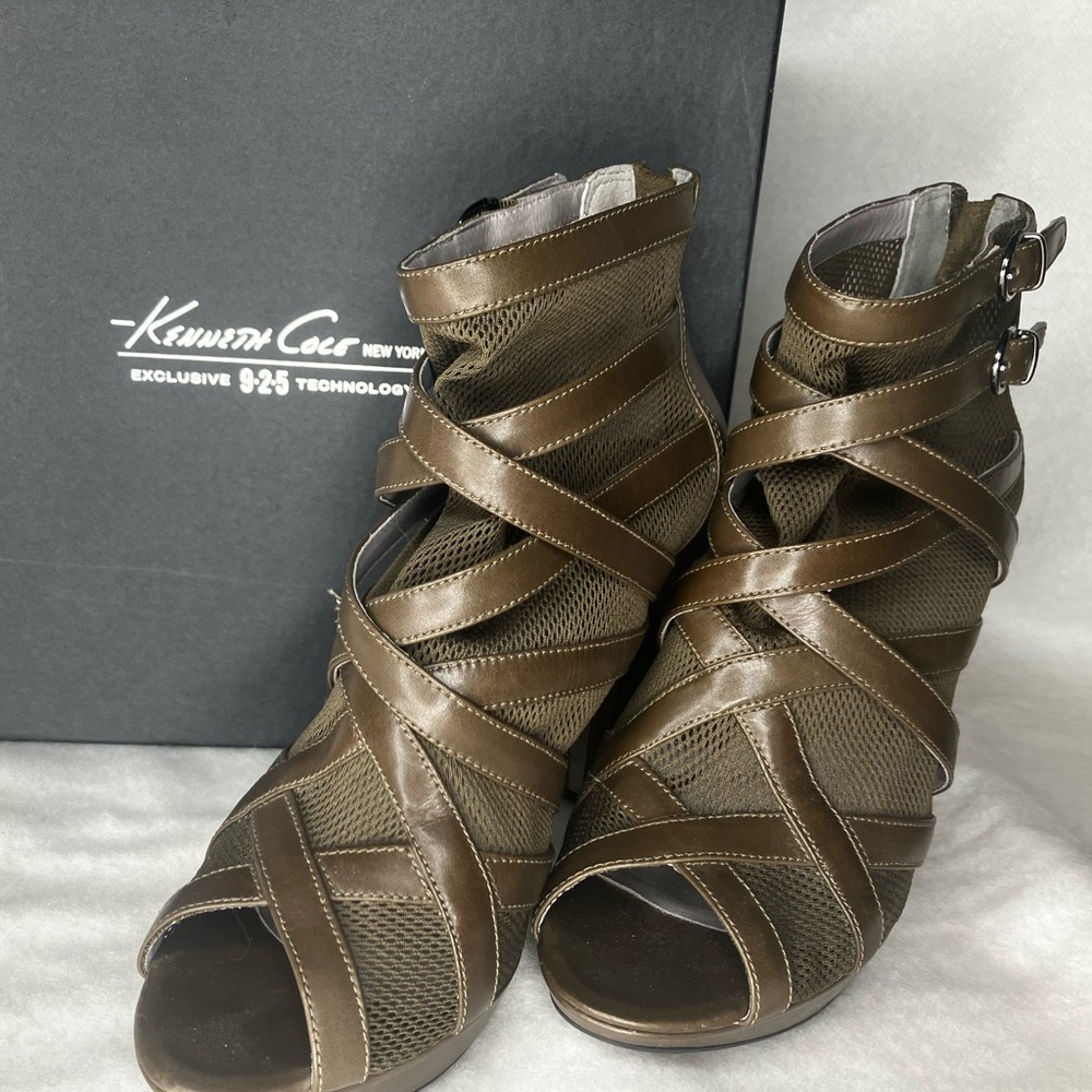 Kenneth Cole 925 platform toe with stiletto heel in fatigue green. Size 10
